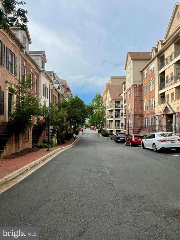 1321 N ADAMS COURT Unit: 201