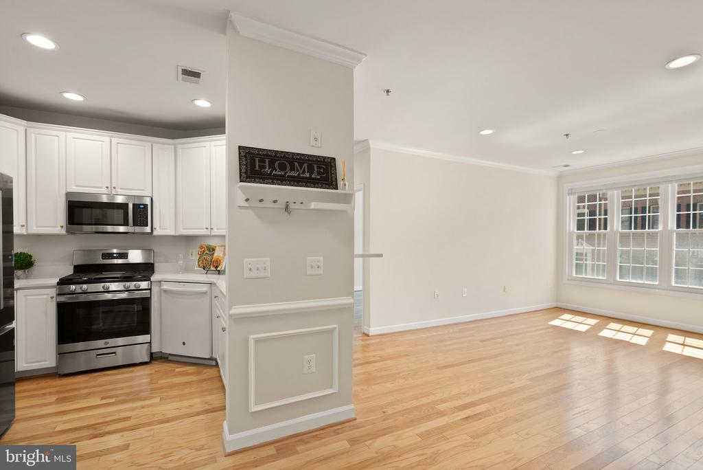 1321 N ADAMS COURT Unit: 201