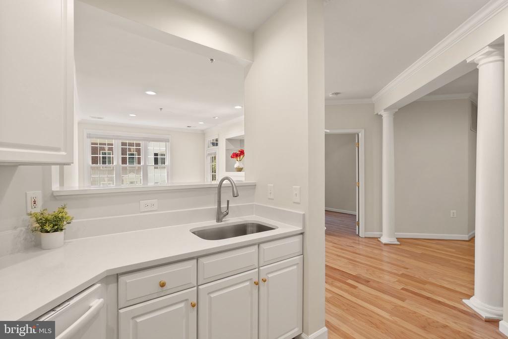 1321 N ADAMS COURT Unit: 201