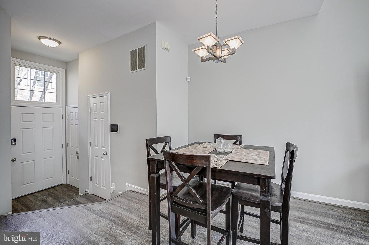 6024 Ricketts Walk