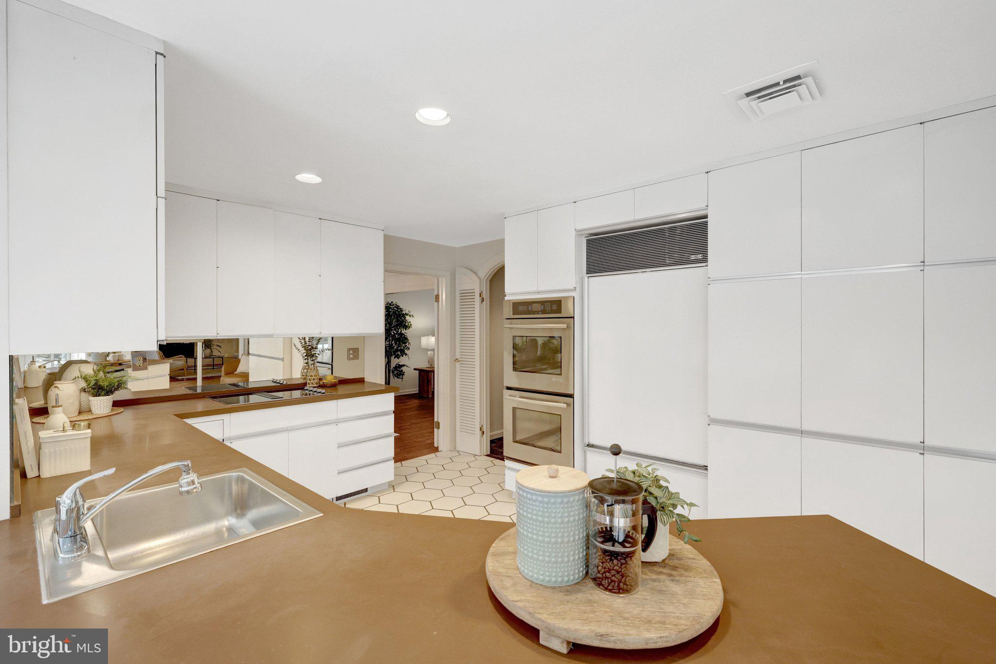 8801 LYNNHURST DRIVE