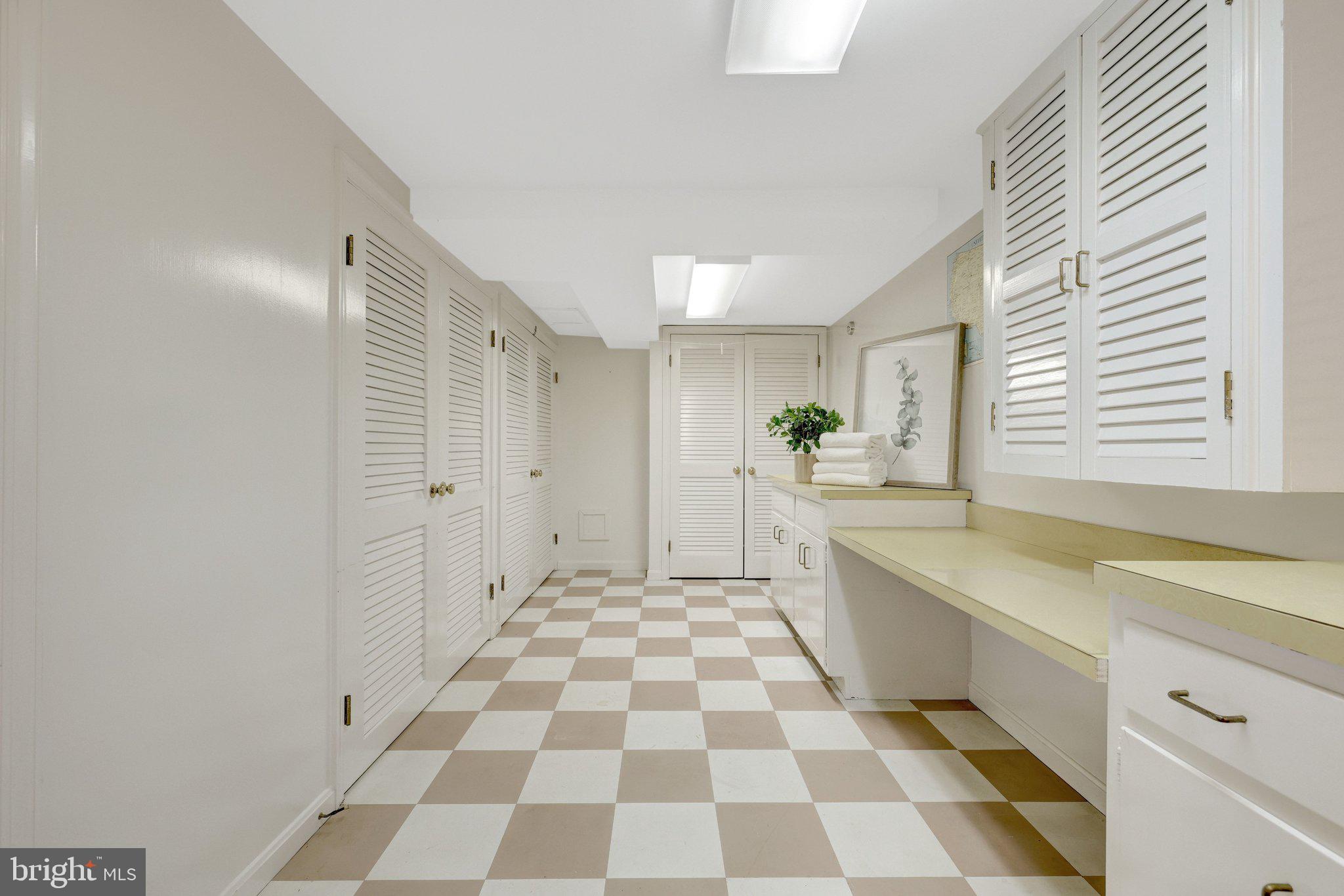 8801 LYNNHURST DRIVE