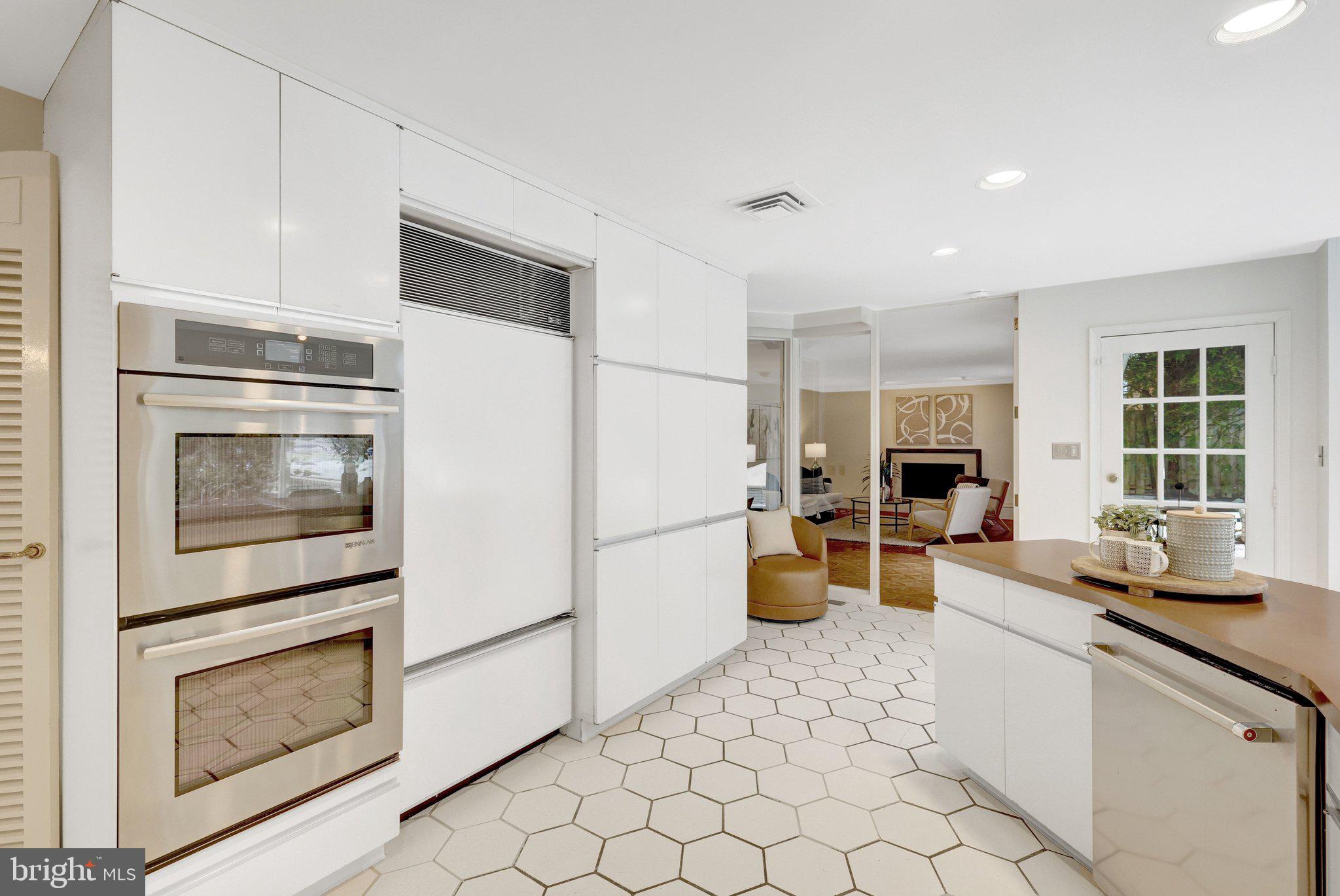 8801 LYNNHURST DRIVE