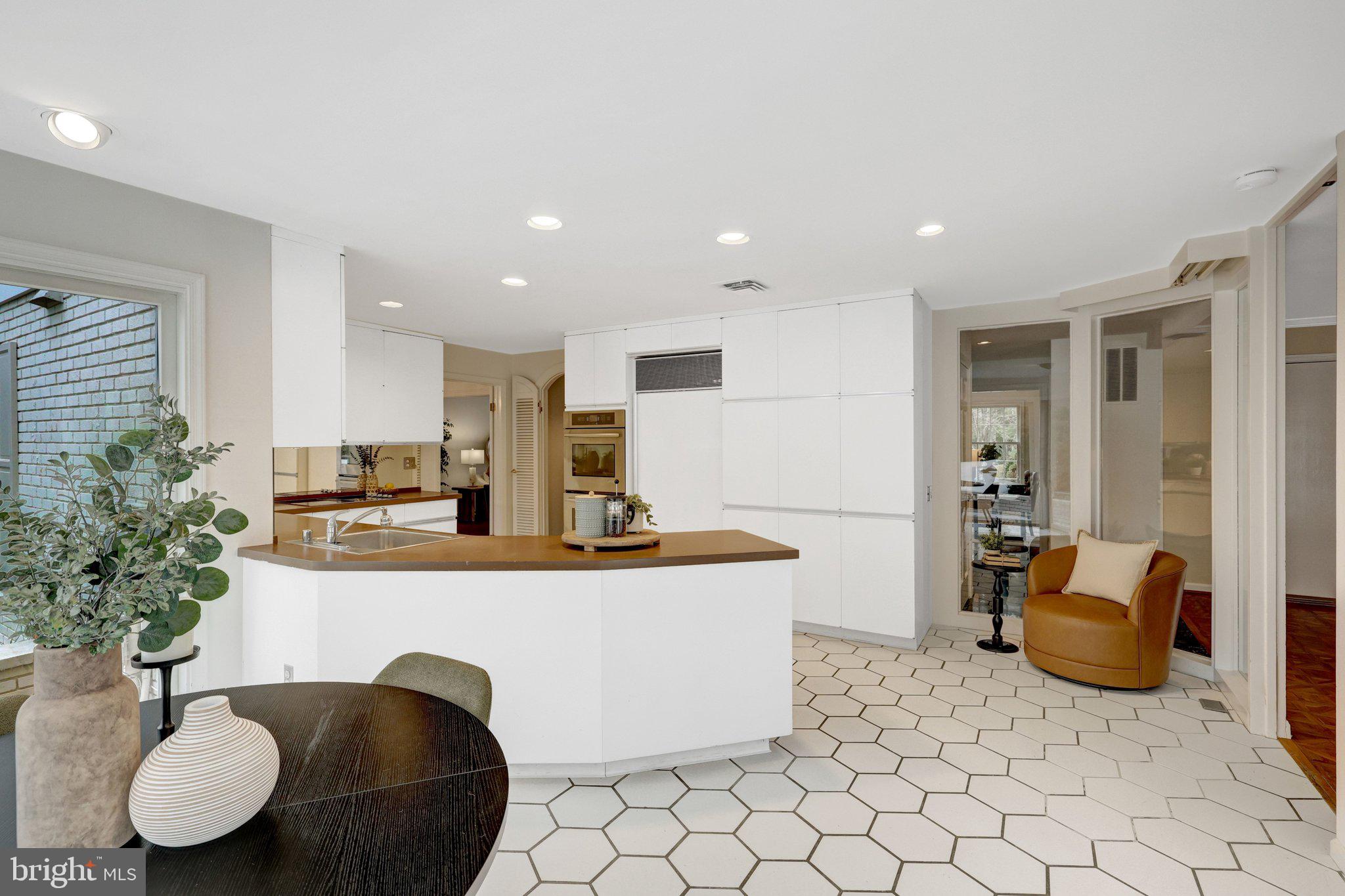 8801 LYNNHURST DRIVE