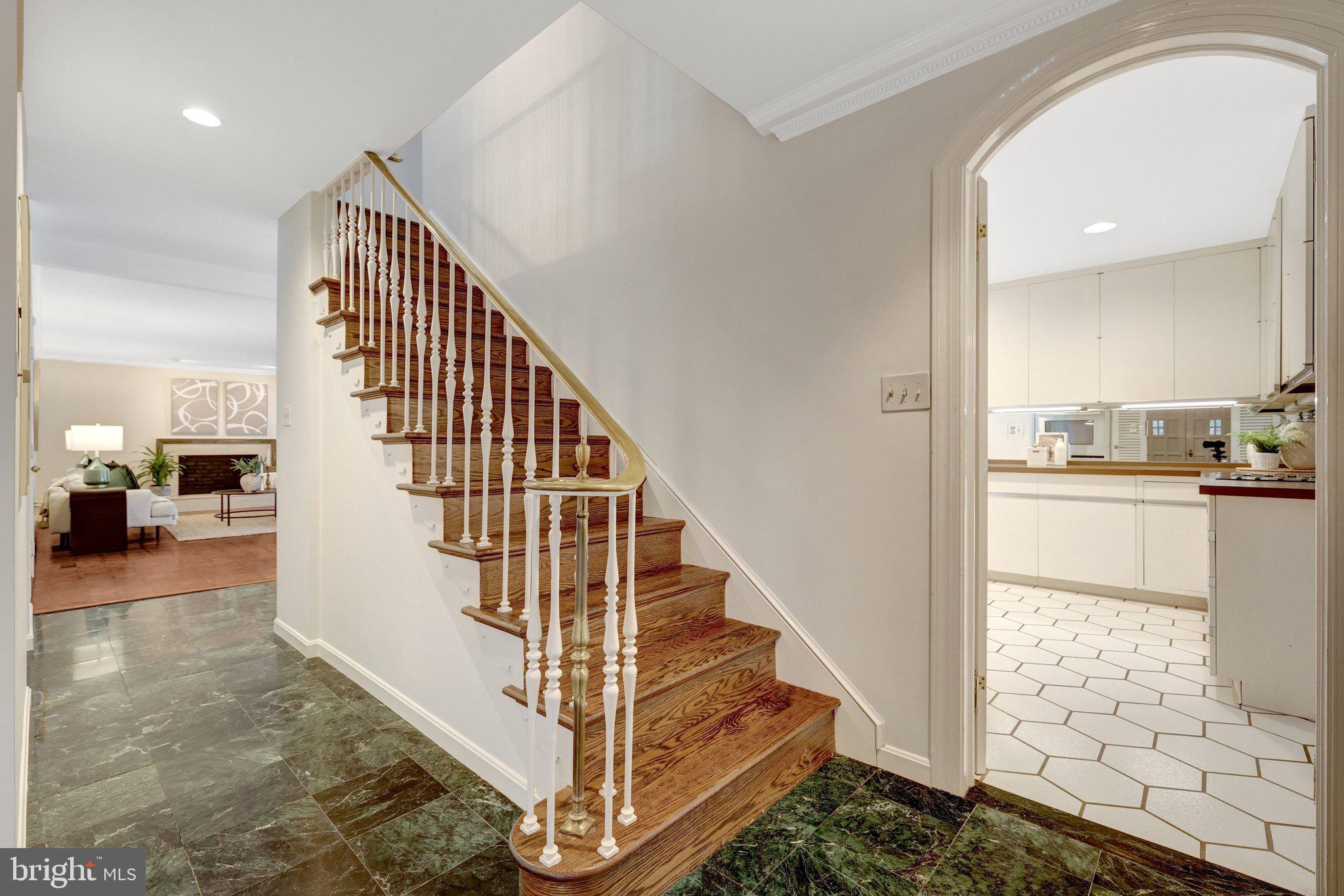 8801 LYNNHURST DRIVE