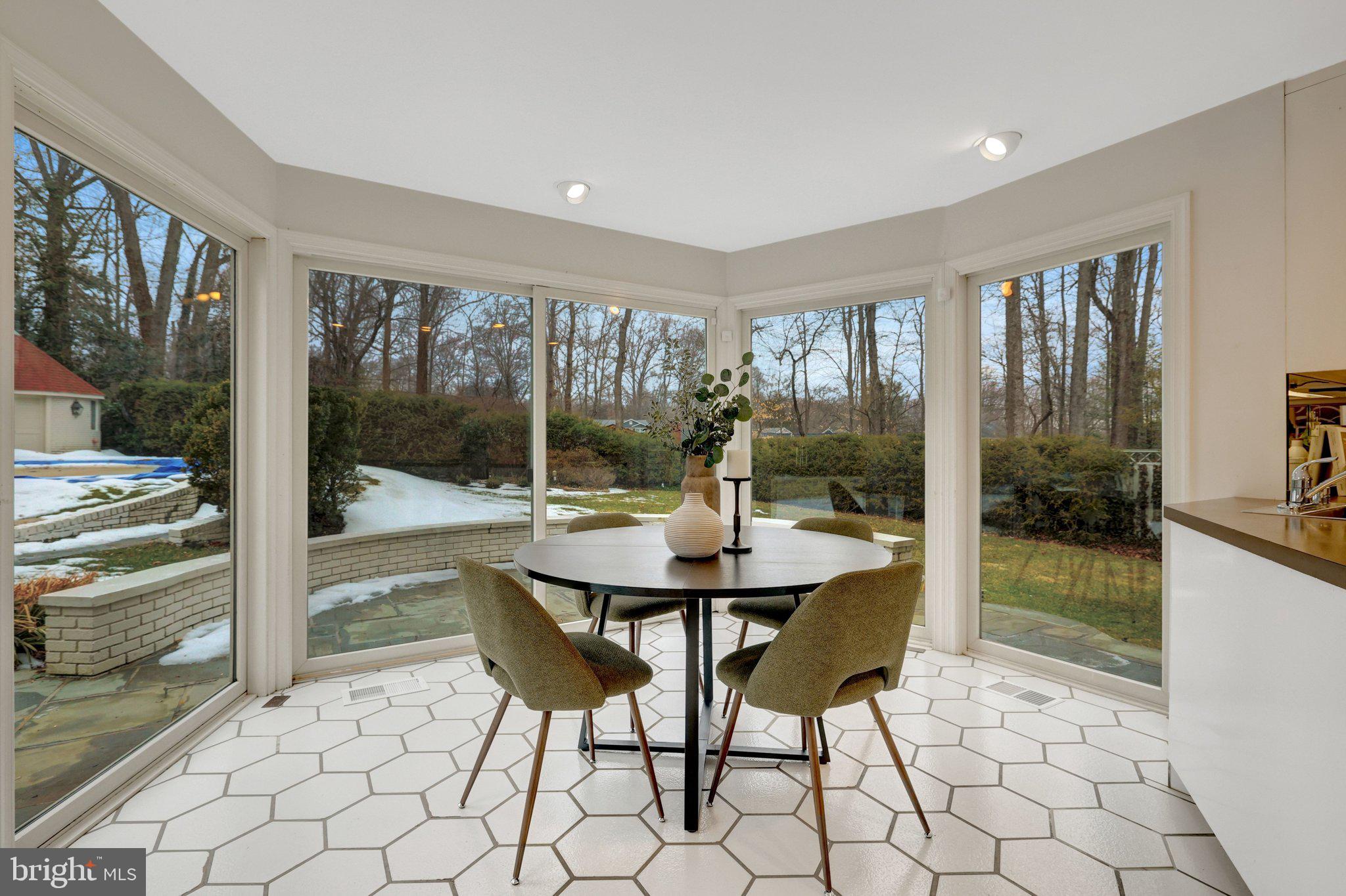 8801 LYNNHURST DRIVE