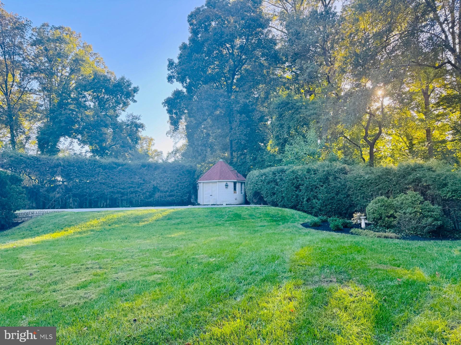 8801 LYNNHURST DRIVE