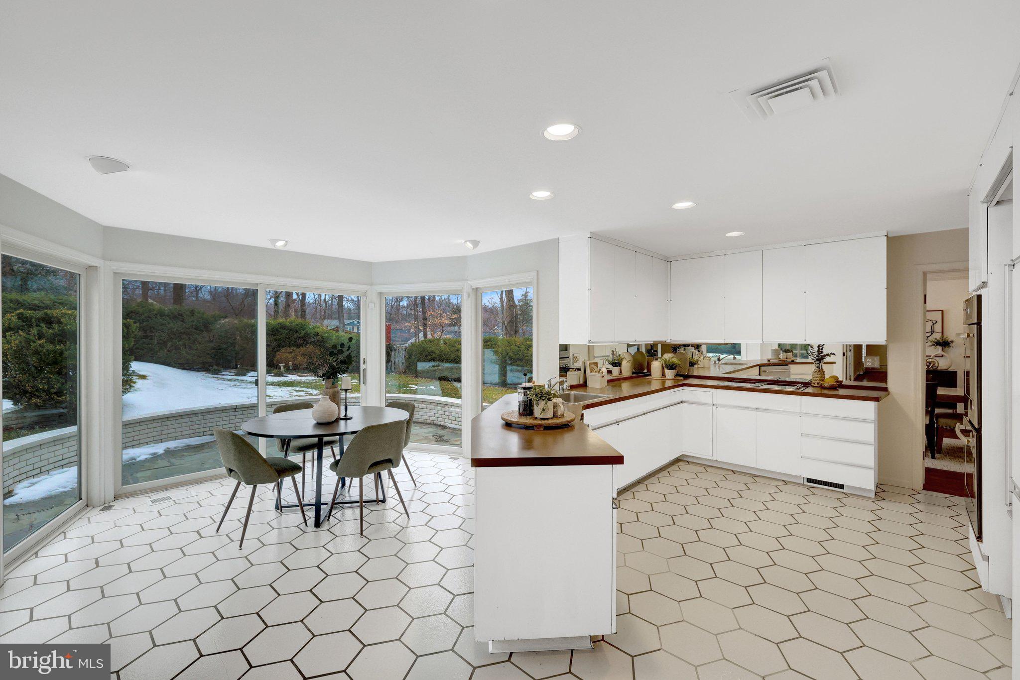 8801 LYNNHURST DRIVE