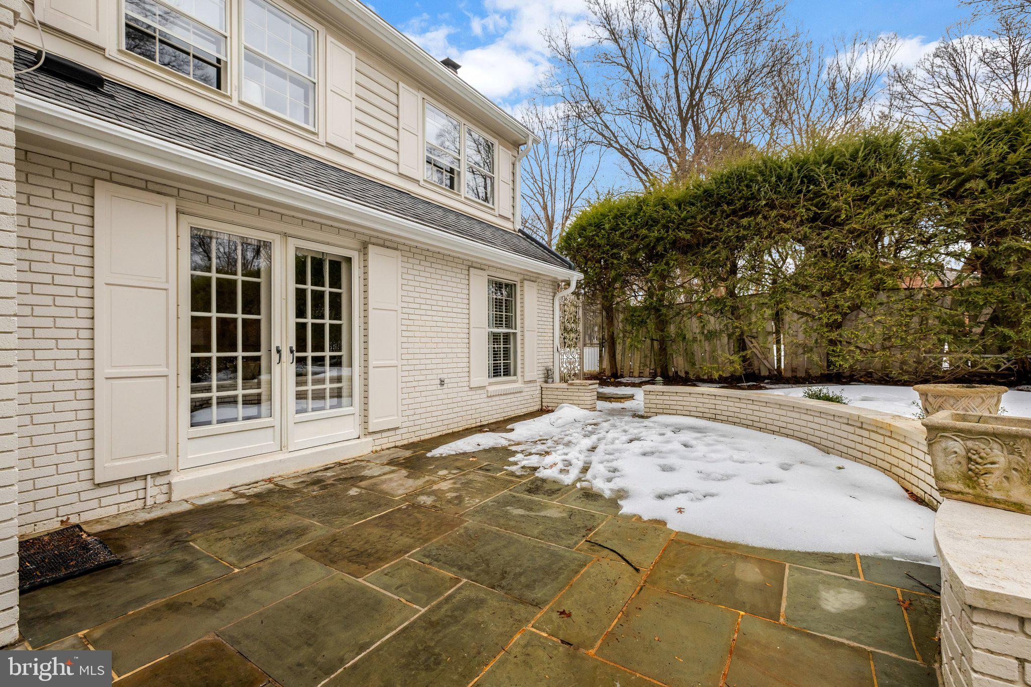 8801 LYNNHURST DRIVE