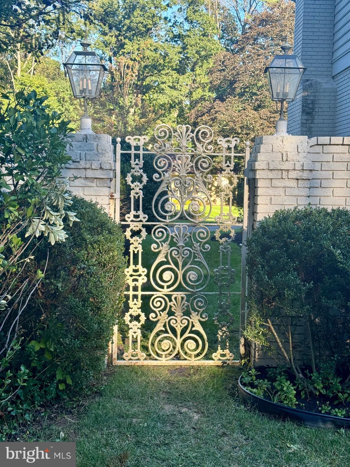 8801 LYNNHURST DRIVE