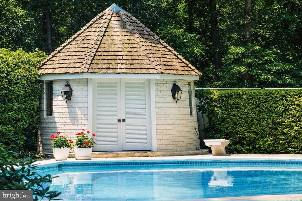 8801 LYNNHURST DRIVE