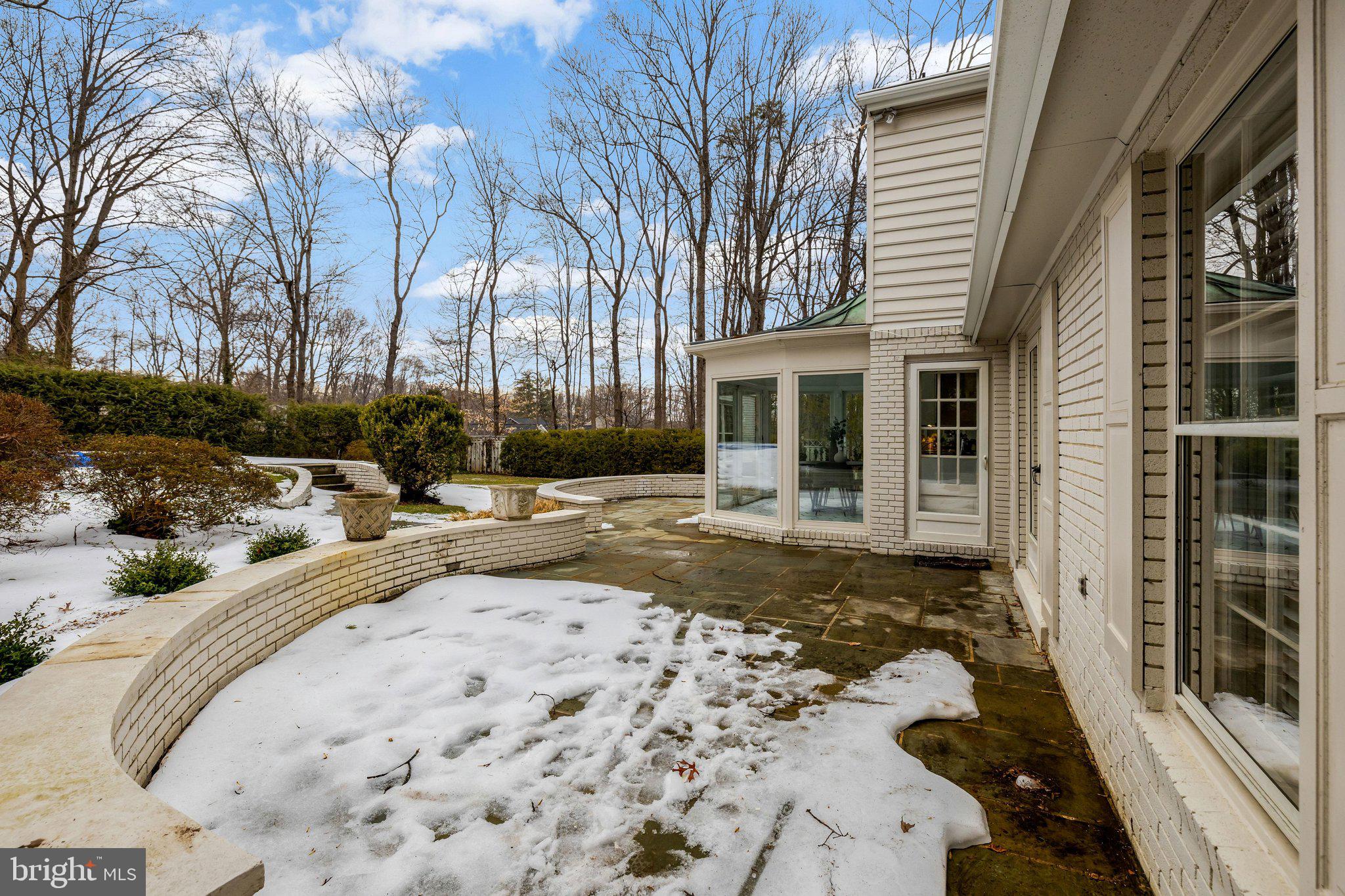 8801 LYNNHURST DRIVE