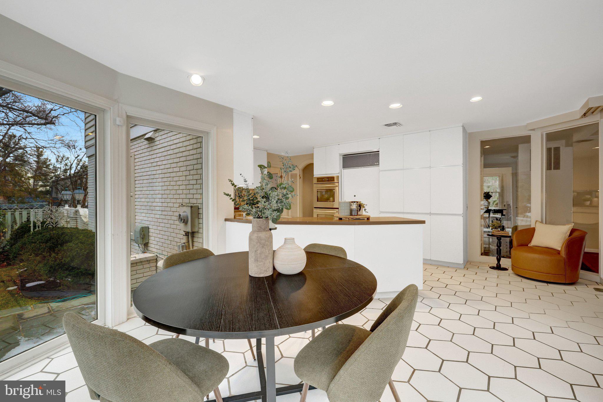 8801 LYNNHURST DRIVE