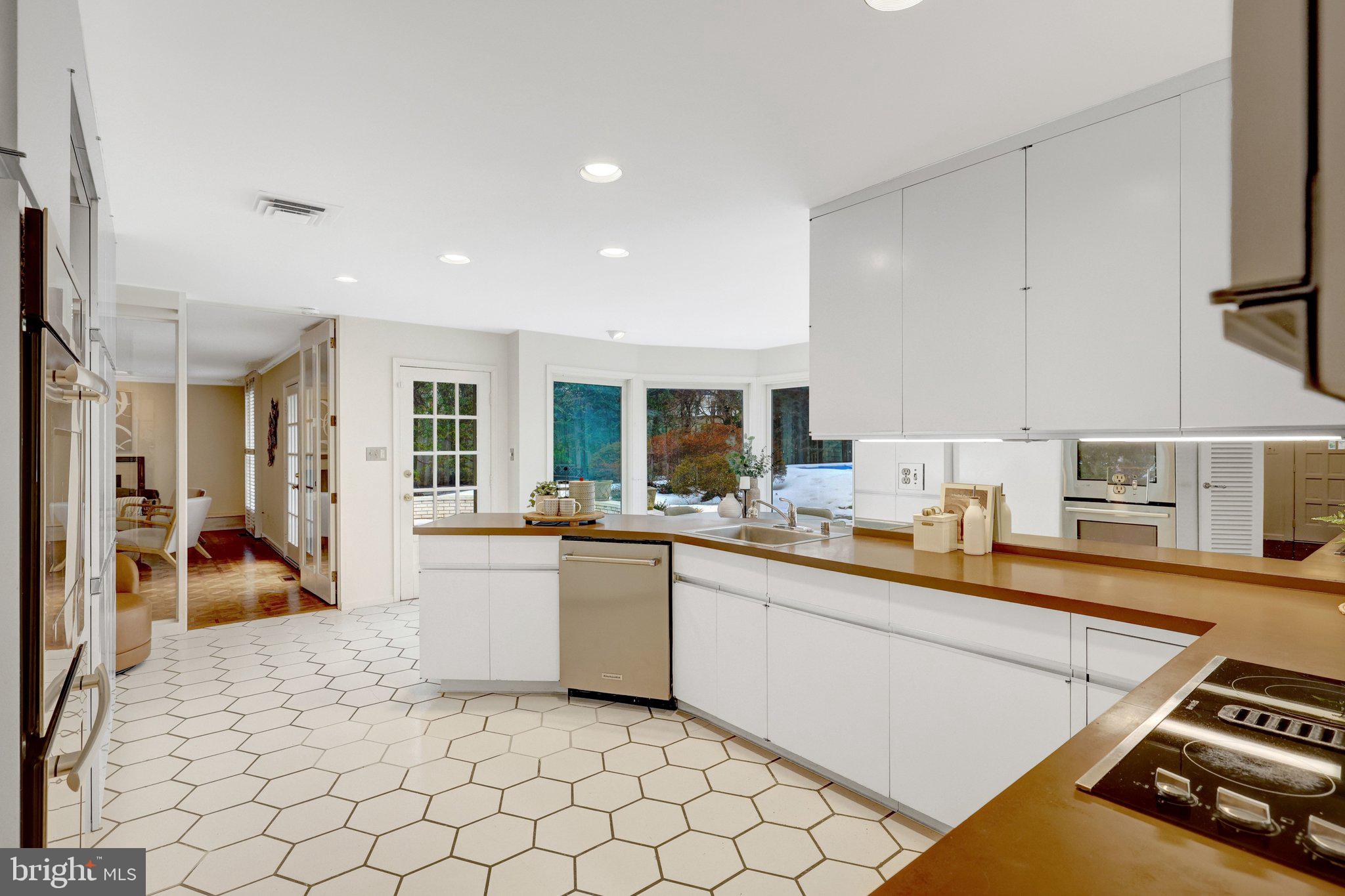 8801 LYNNHURST DRIVE