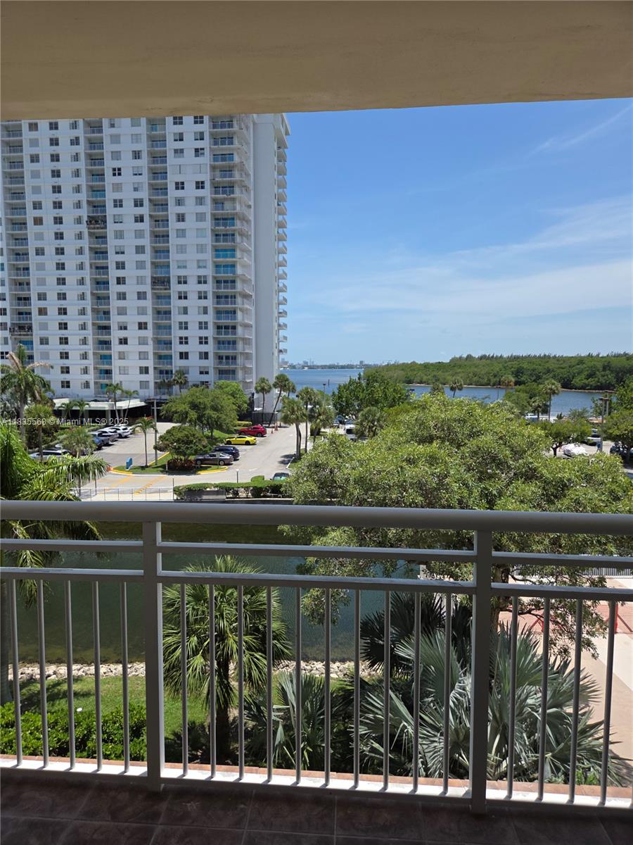 400 Kings Point Dr # 401