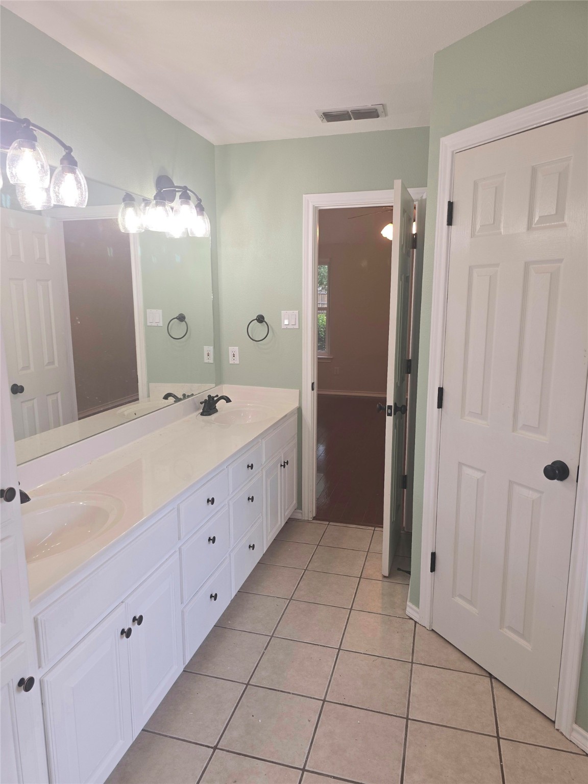 1811 W Spanish Oak Drive