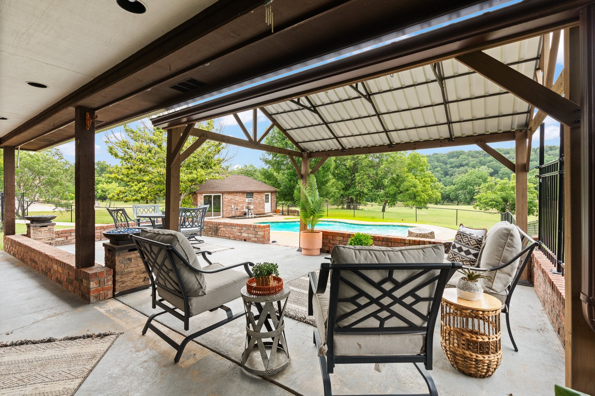 9118 Ravenswood Road