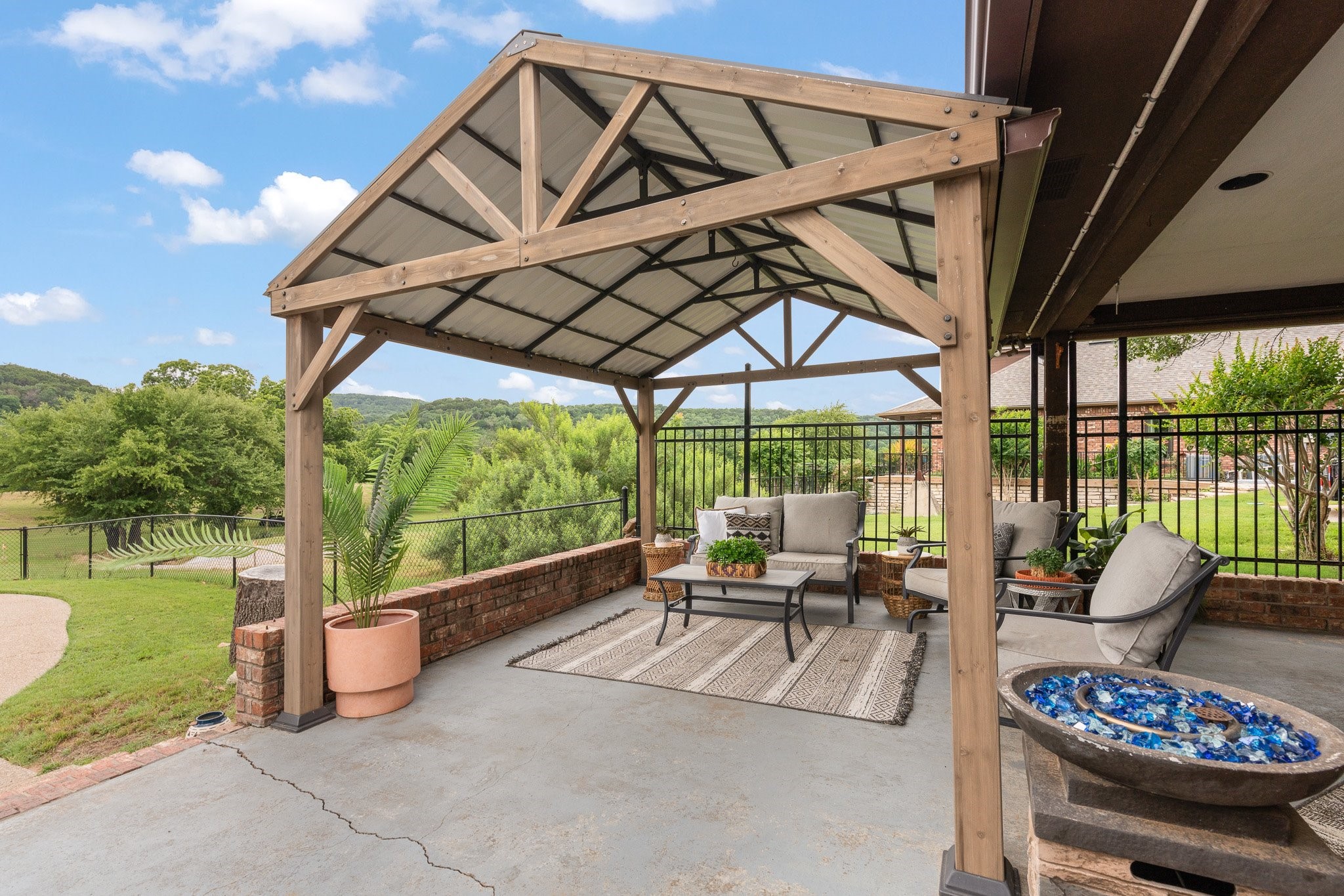 9118 Ravenswood Road