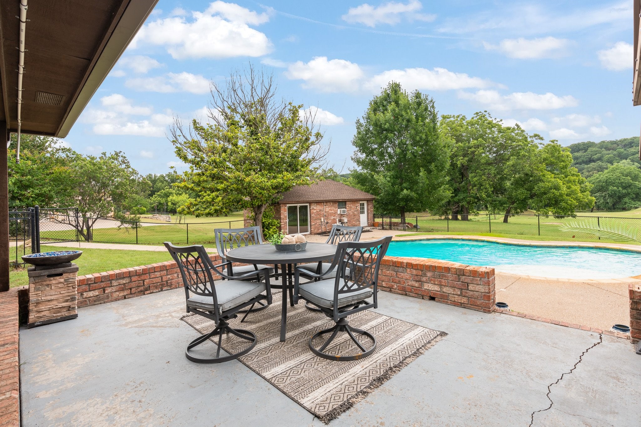 9118 Ravenswood Road