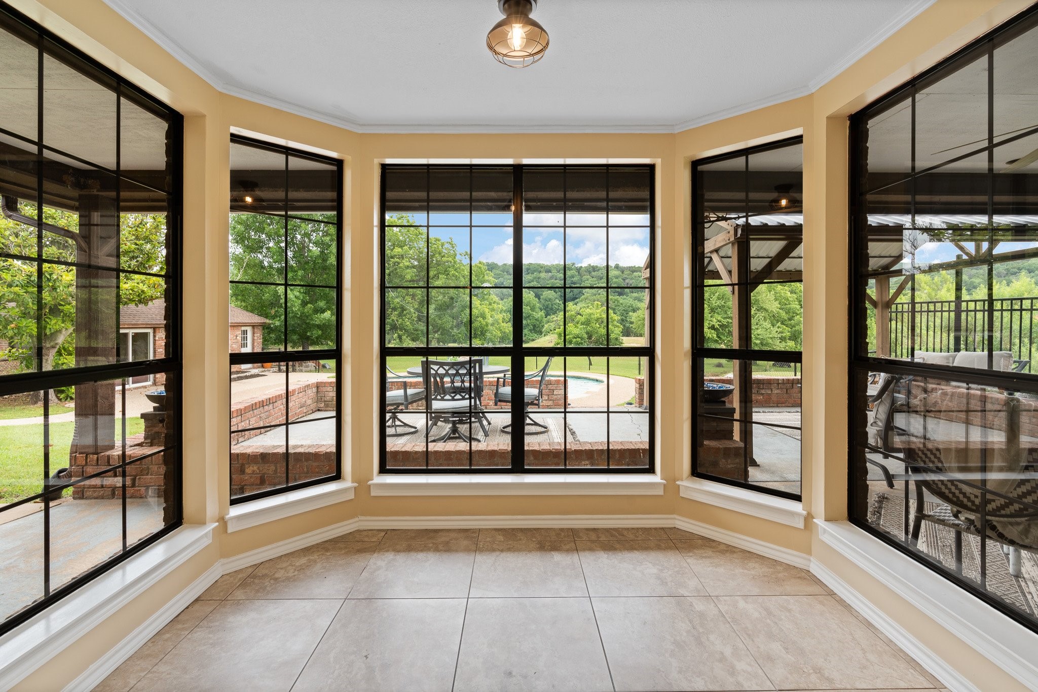 9118 Ravenswood Road