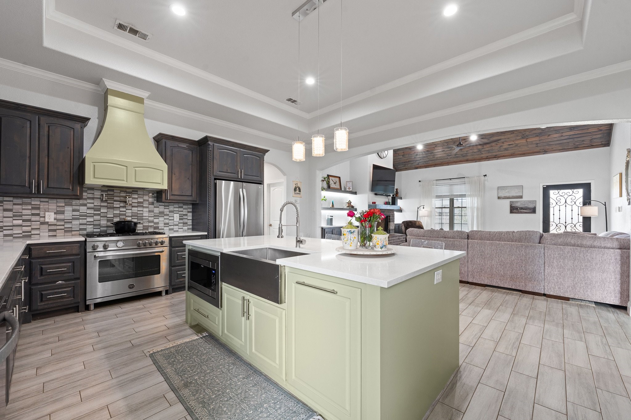 3401 Chinaberry Lane