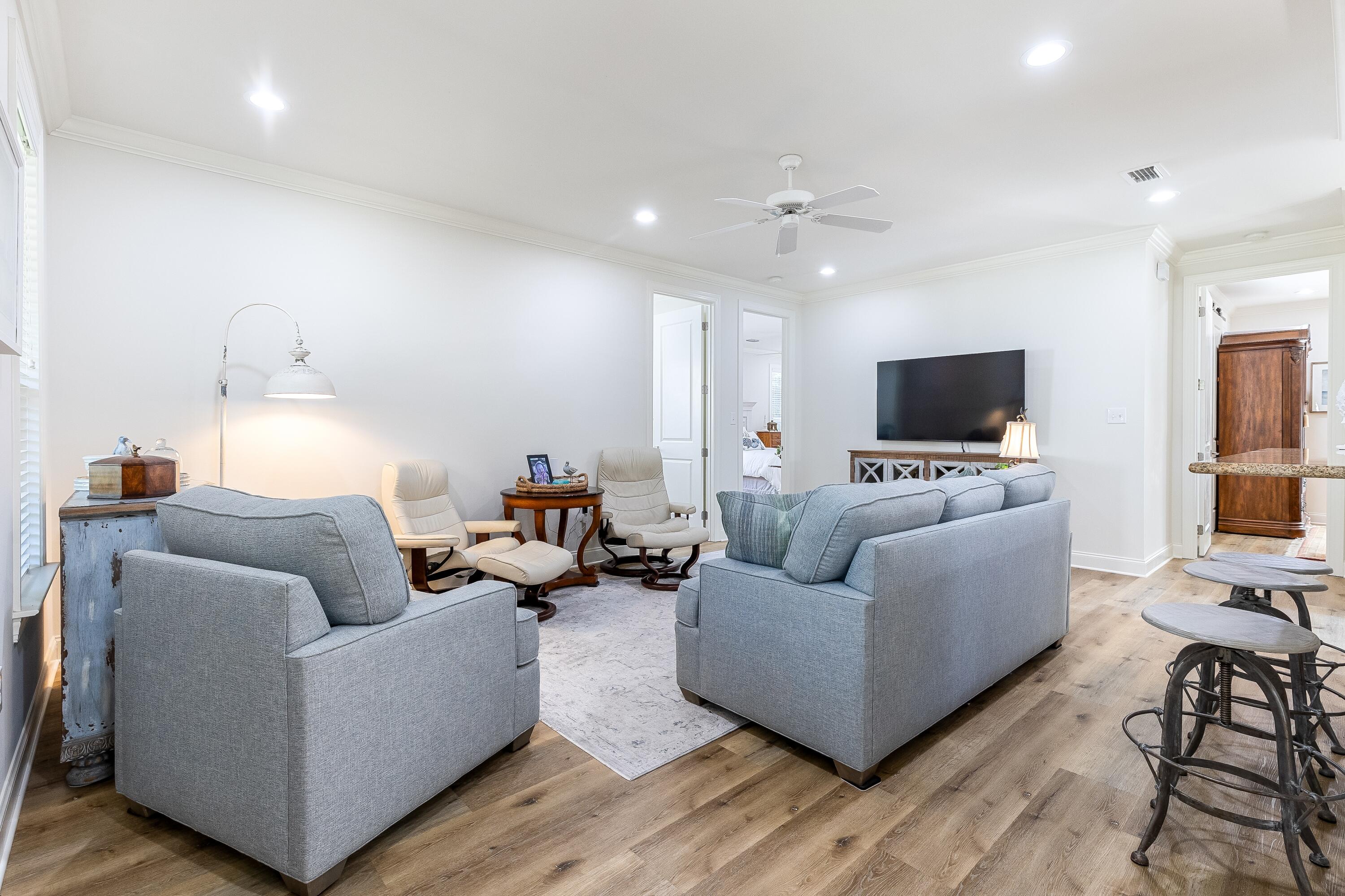 2047 Crystal Lake Dr