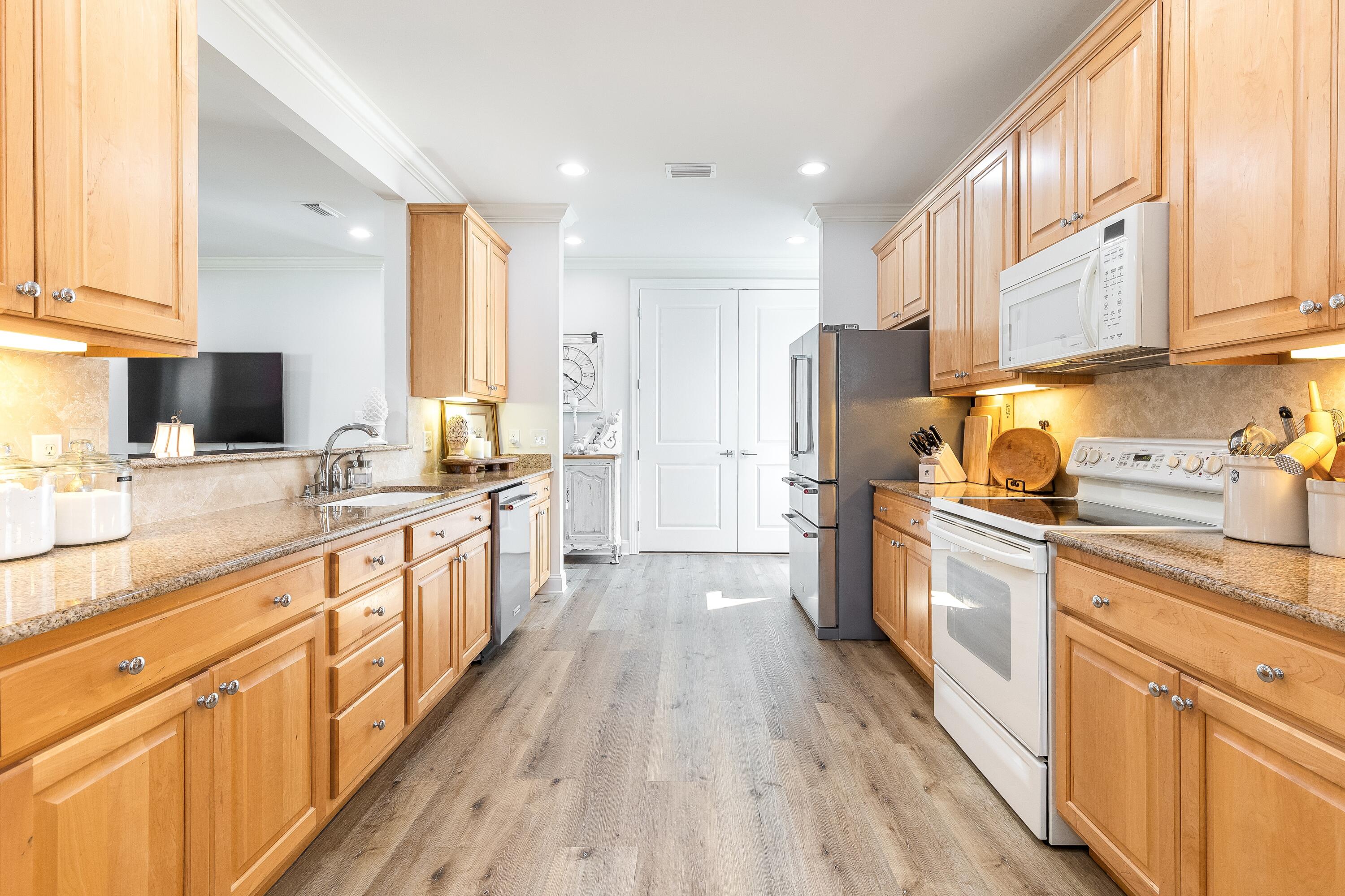 2047 Crystal Lake Dr