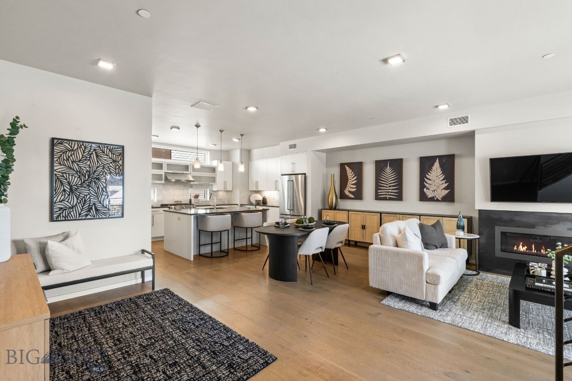 527 E Mendenhall 5
