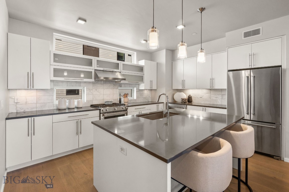 527 E Mendenhall 5
