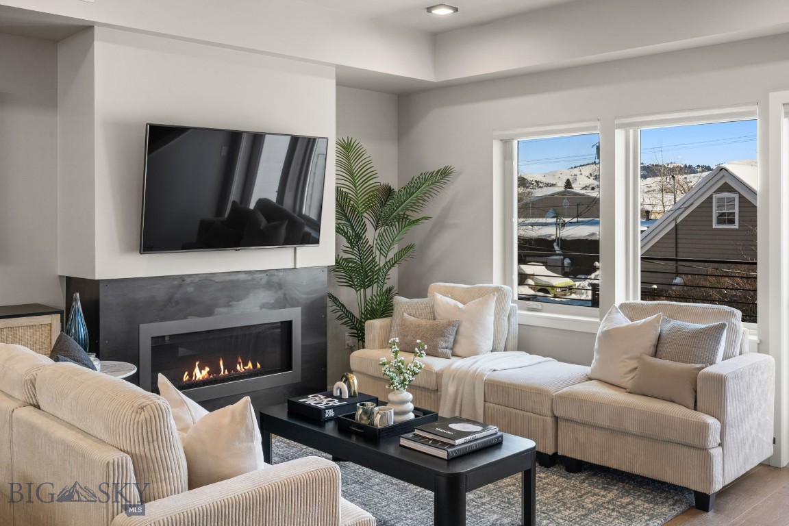 527 E Mendenhall 5