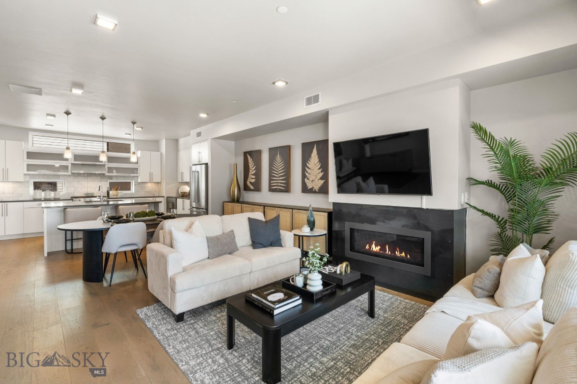 527 E Mendenhall 5