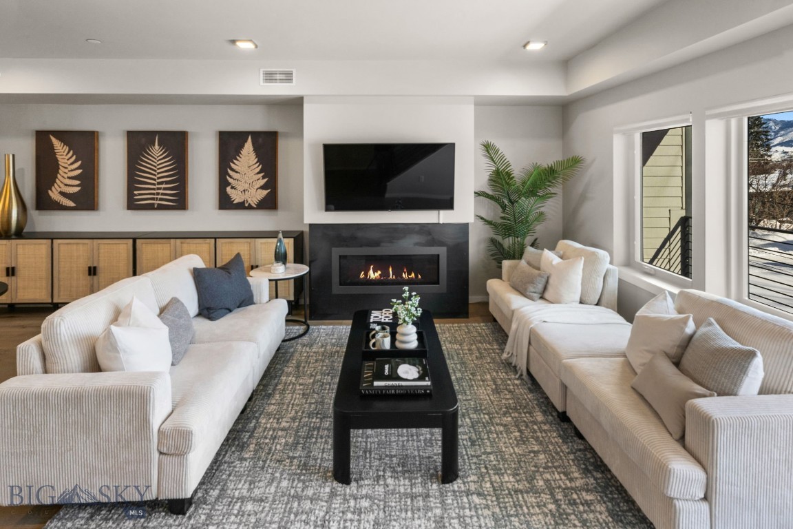 527 E Mendenhall 5