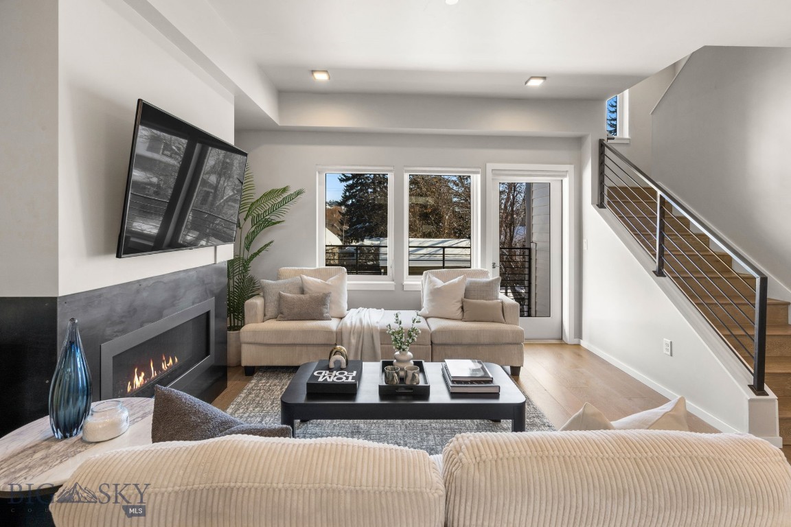 527 E Mendenhall 5