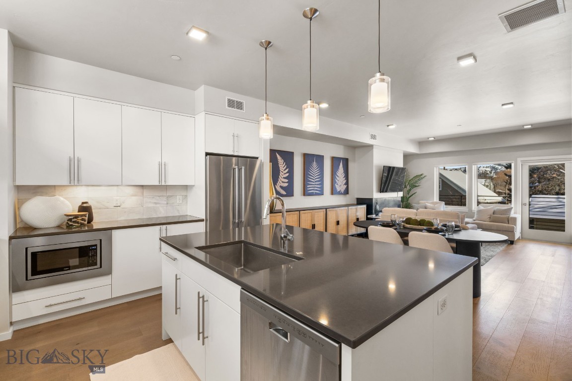 527 E Mendenhall 5