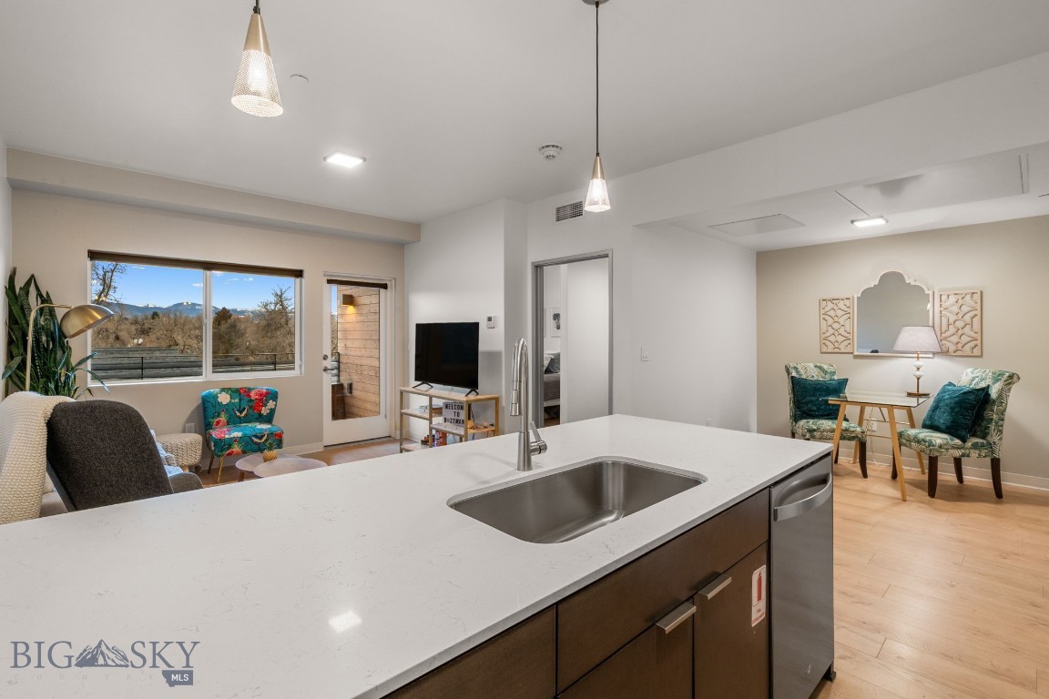 718 W Babcock Street 403