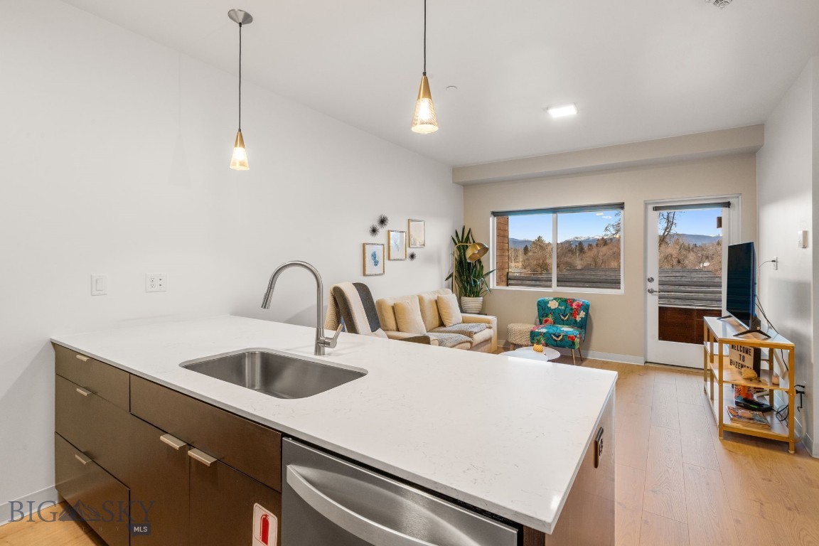 718 W Babcock Street 403