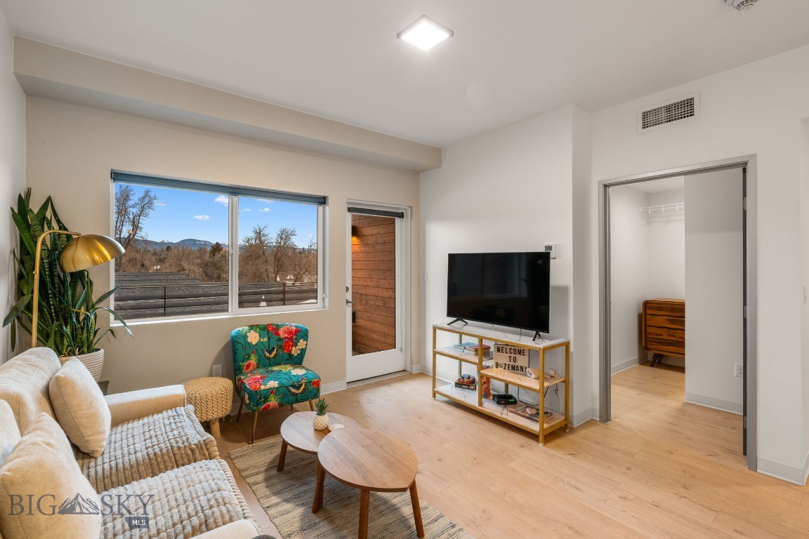 718 W Babcock Street 403