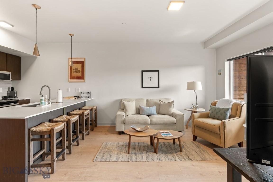 718 W Babcock Street 403