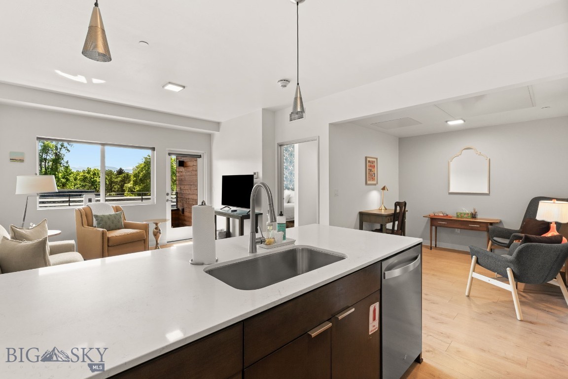718 W Babcock Street 403