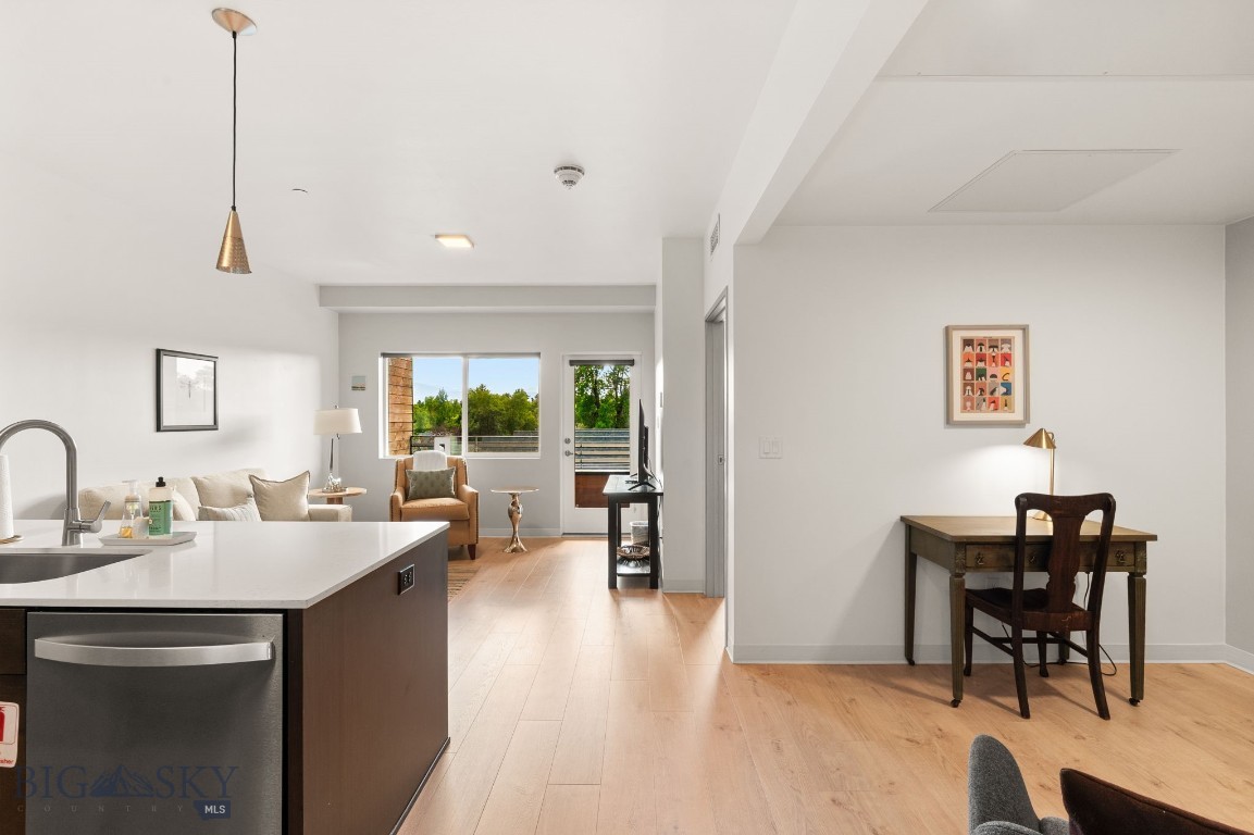 718 W Babcock Street 403