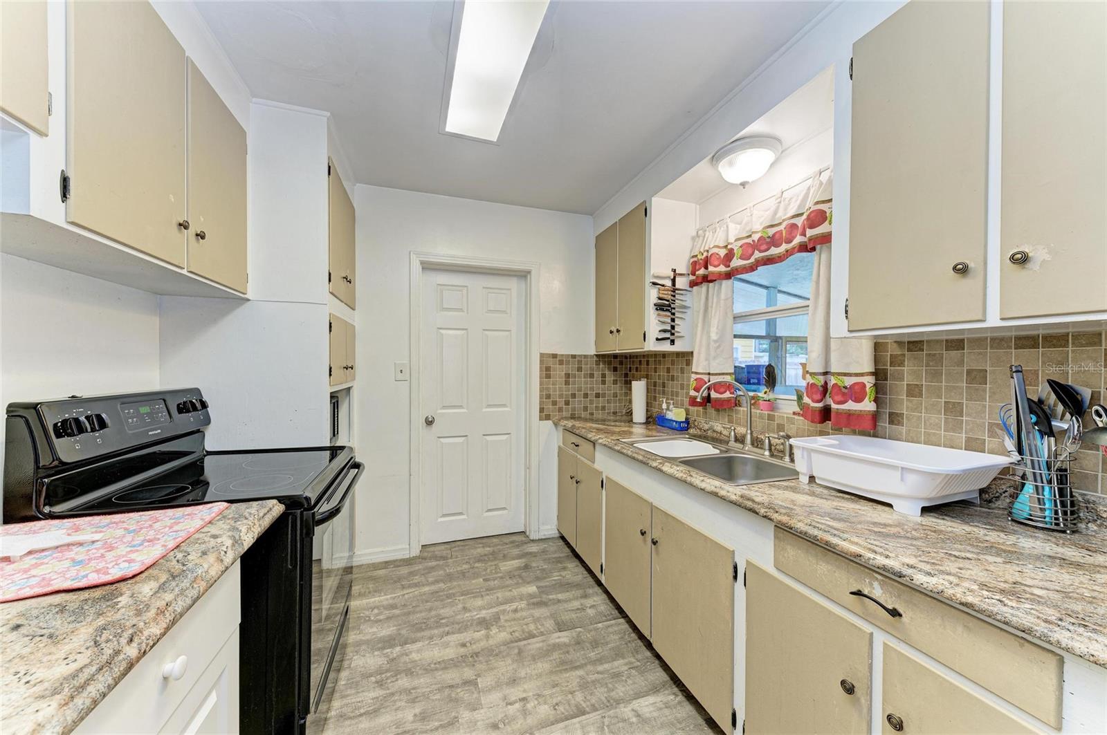 1611 15TH AVE W
