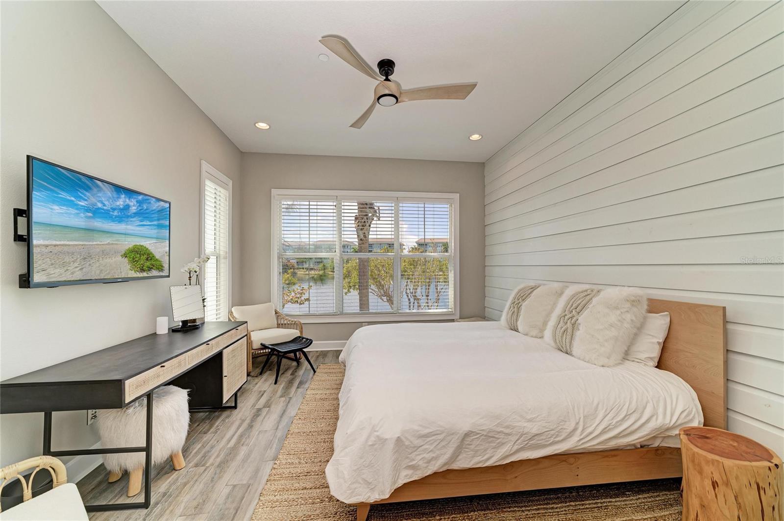 348 SAPPHIRE LAKE DR #101