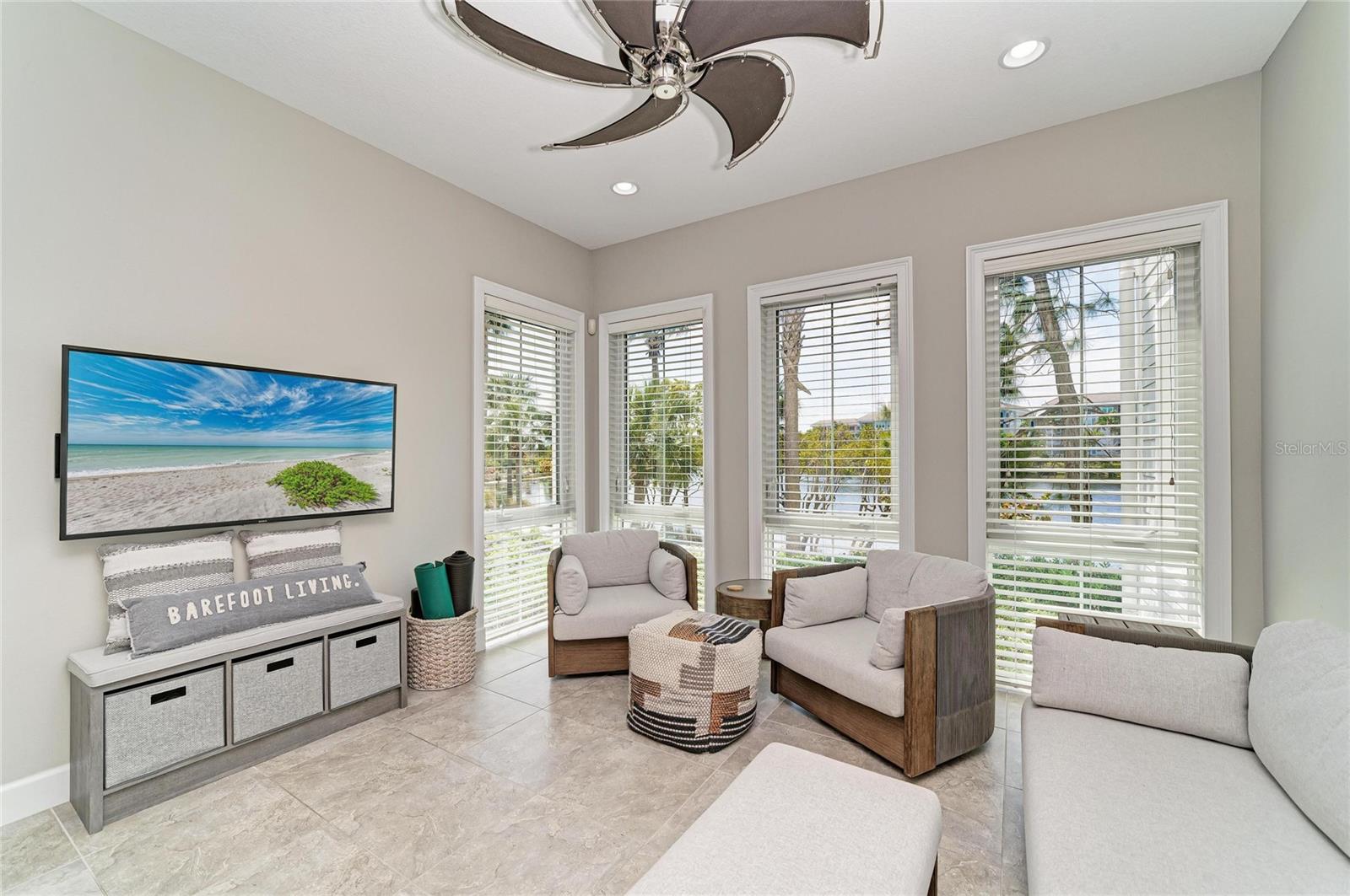 348 SAPPHIRE LAKE DR #101