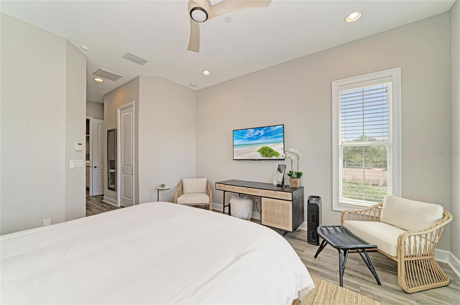 348 SAPPHIRE LAKE DR #101