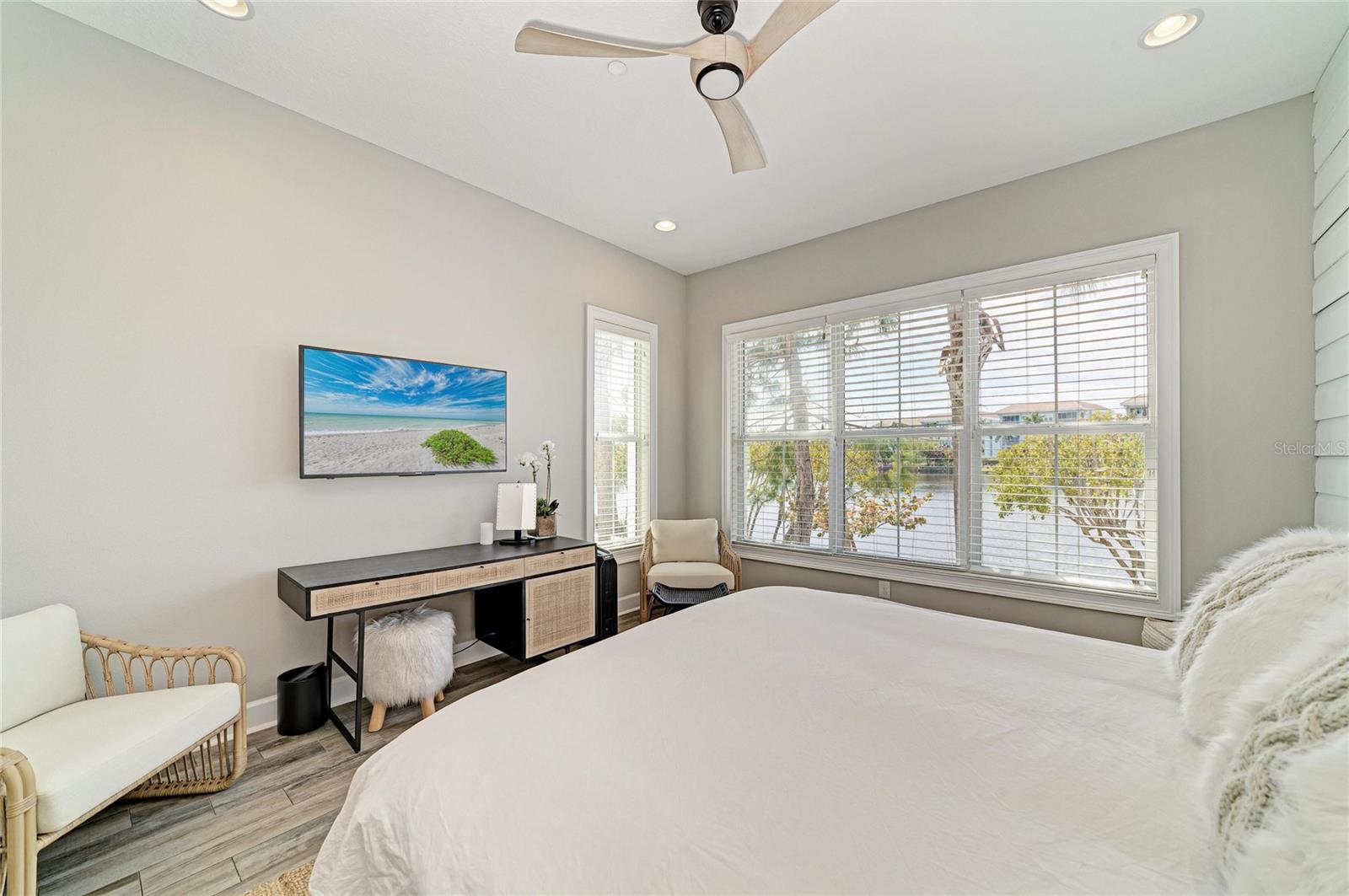 348 SAPPHIRE LAKE DR #101