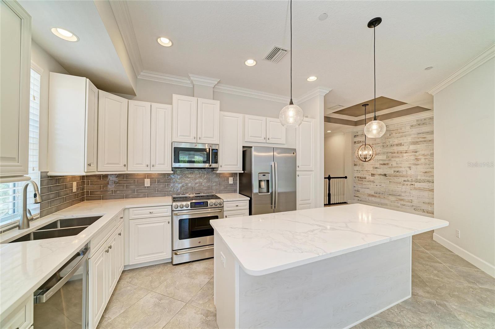 340 SAPPHIRE LAKE DR #201