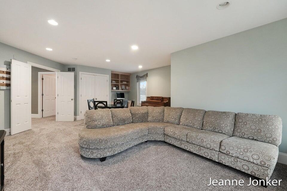 4075 Yarrow Drive NE