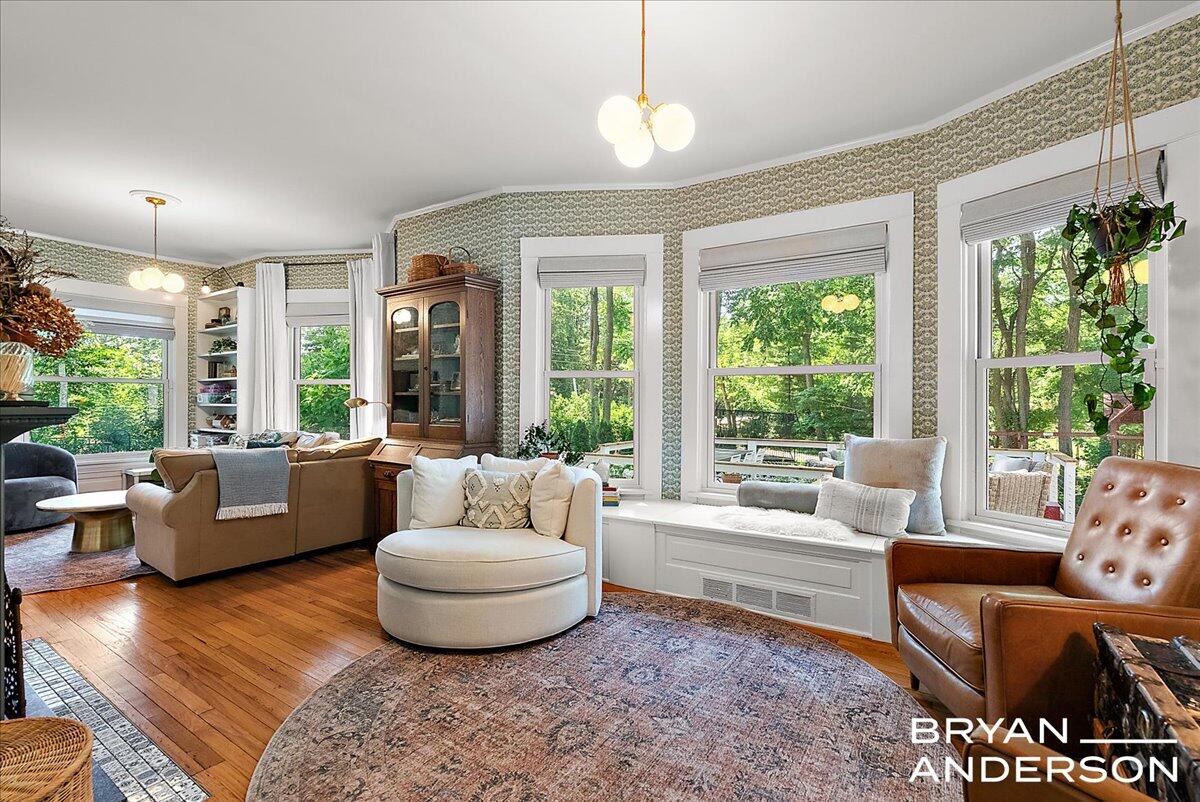 2099 Robinson Road SE