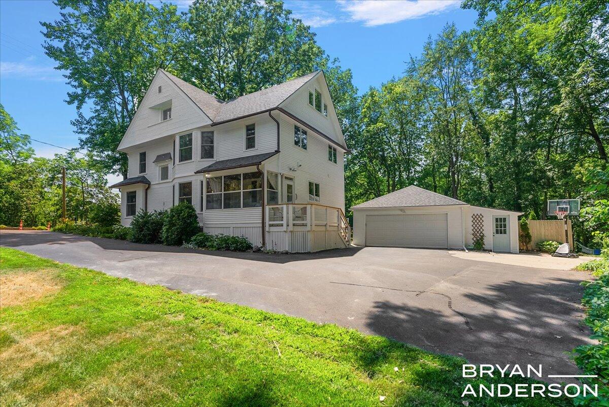 2099 Robinson Road SE
