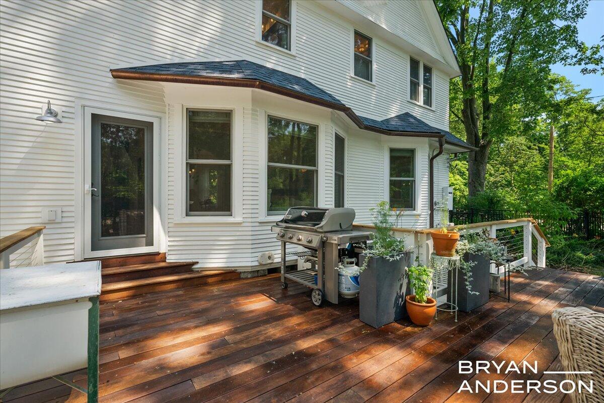 2099 Robinson Road SE